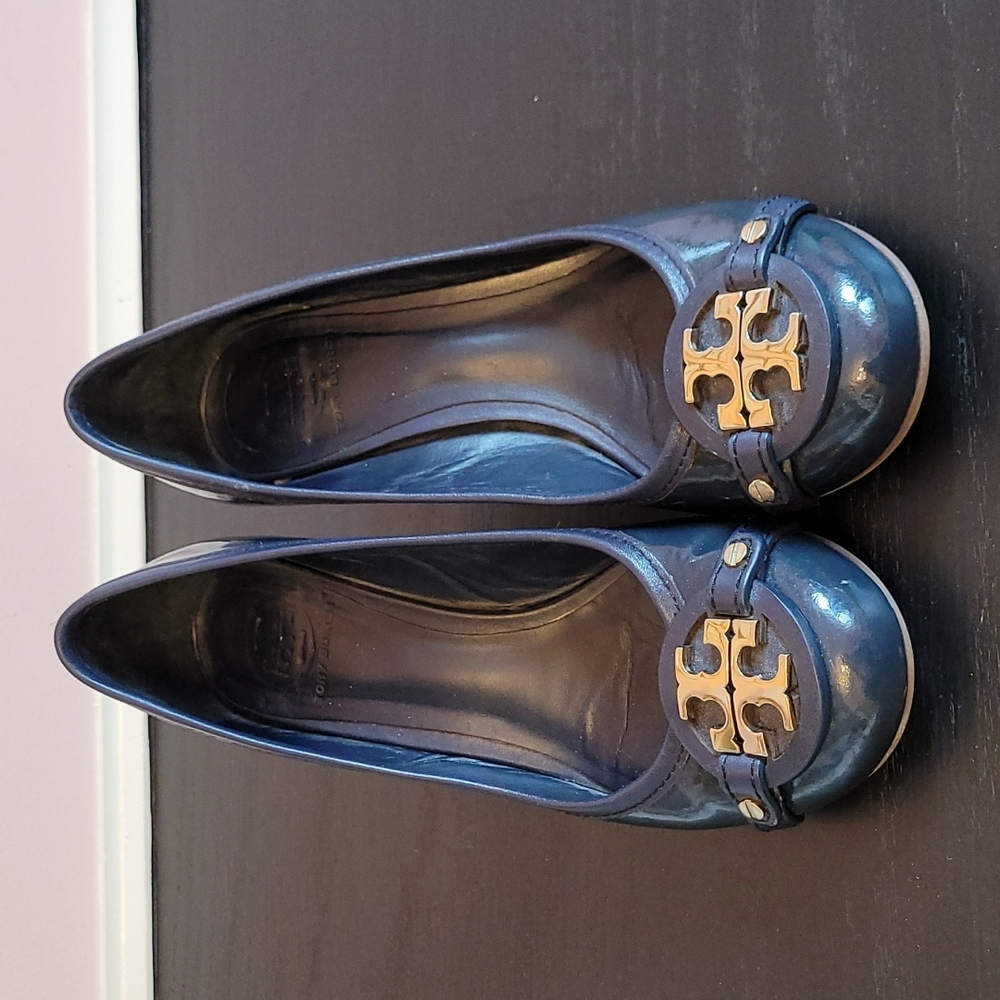 TORY BURCH navy pumps